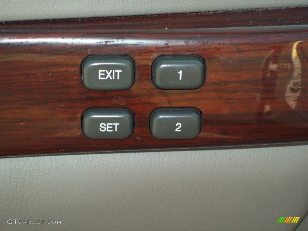 2004 Cadillac DeVille DHS Controls Photo #49915905