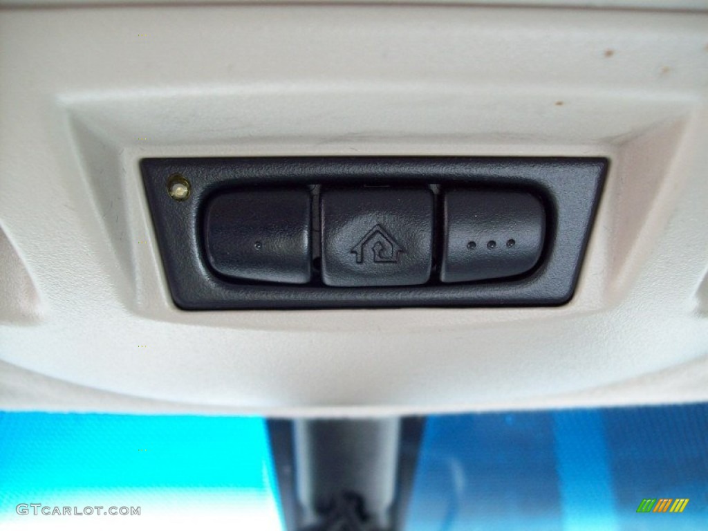 2004 Cadillac DeVille DHS Controls Photo #49915911