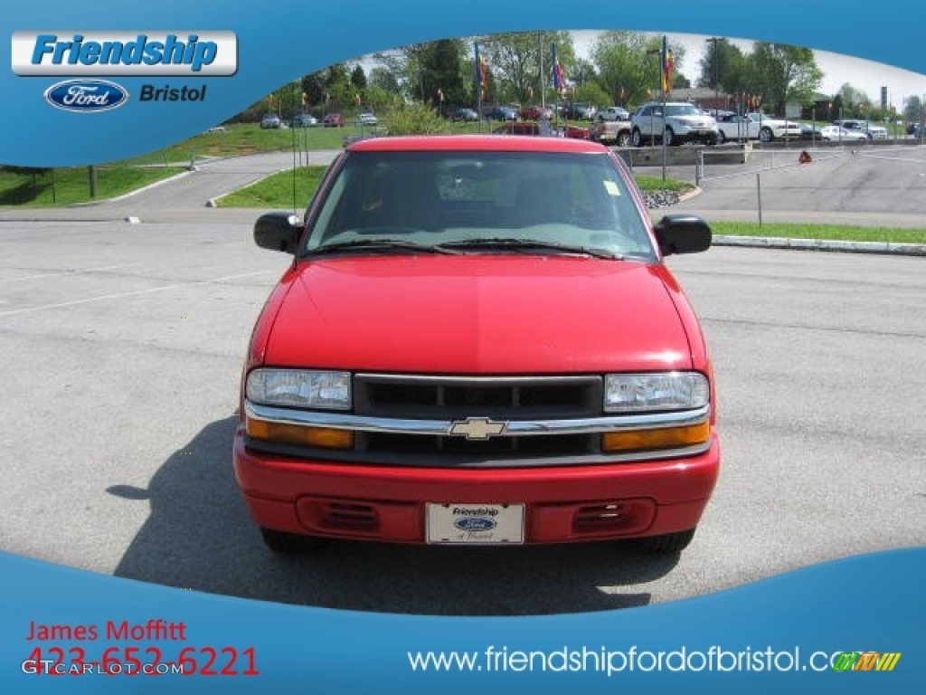 2001 S10 Extended Cab - Victory Red / Medium Gray photo #3