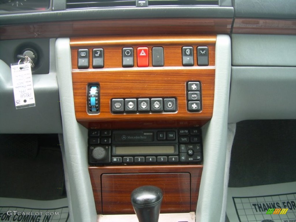 1994 Mercedes-Benz E 320 Sedan Controls Photo #49934034