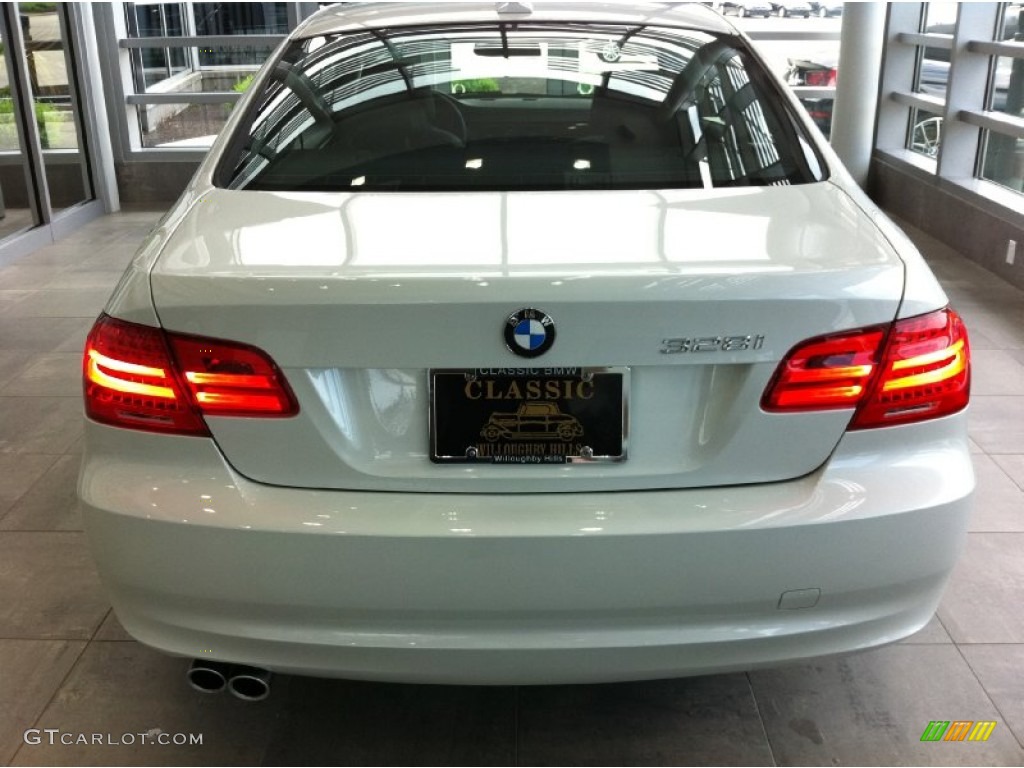 2011 3 Series 328i xDrive Coupe - Mineral White Metallic / Black photo #4