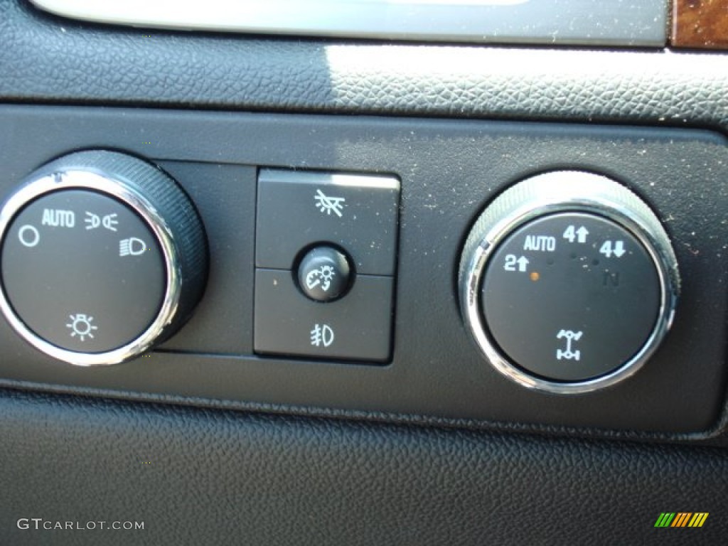 2007 Chevrolet Suburban 1500 LTZ 4x4 Controls Photo #49939151