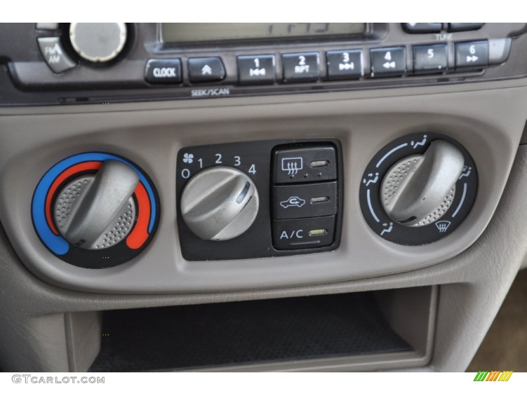 2000 Nissan Sentra SE Controls Photo #49940738