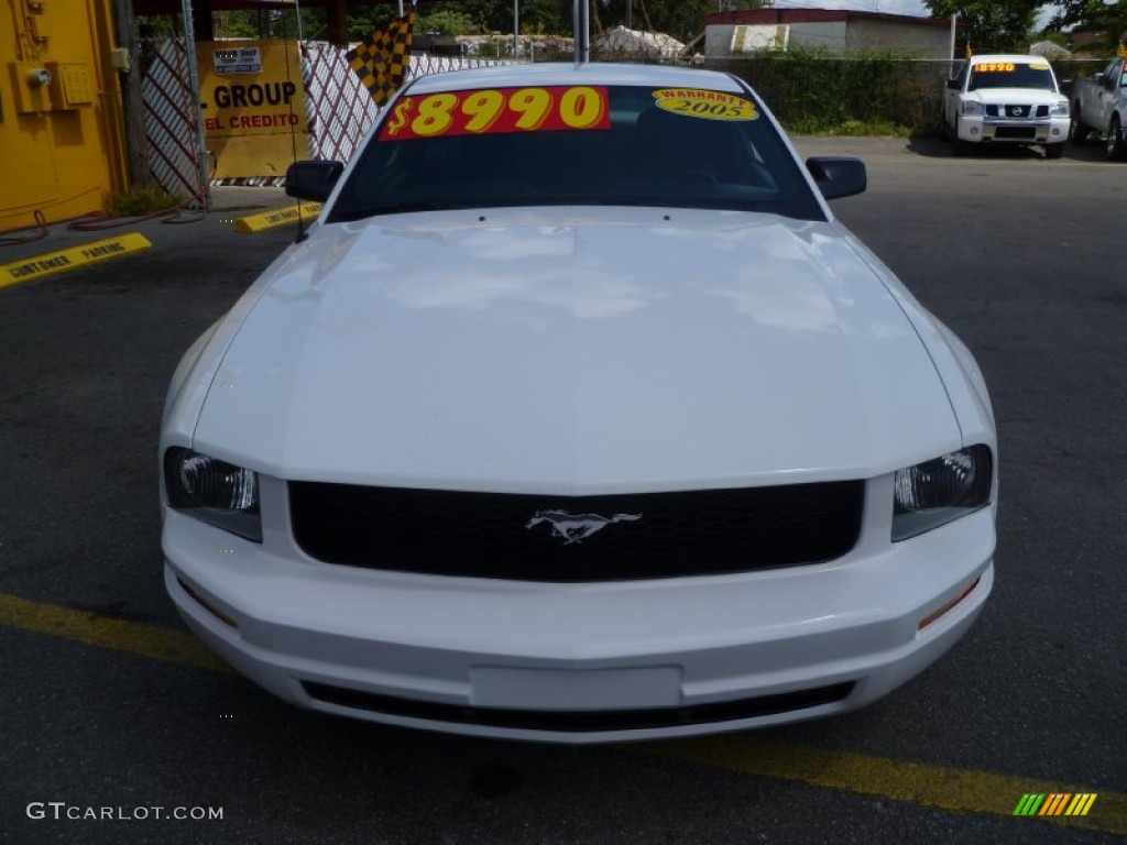 2005 Mustang V6 Deluxe Coupe - Performance White / Light Graphite photo #2