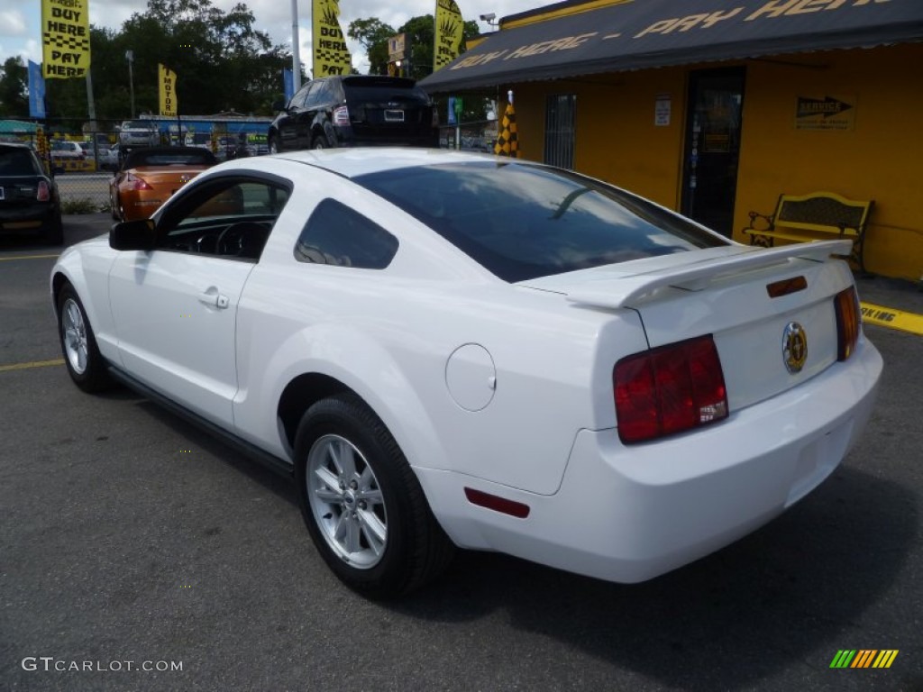 2005 Mustang V6 Deluxe Coupe - Performance White / Light Graphite photo #4