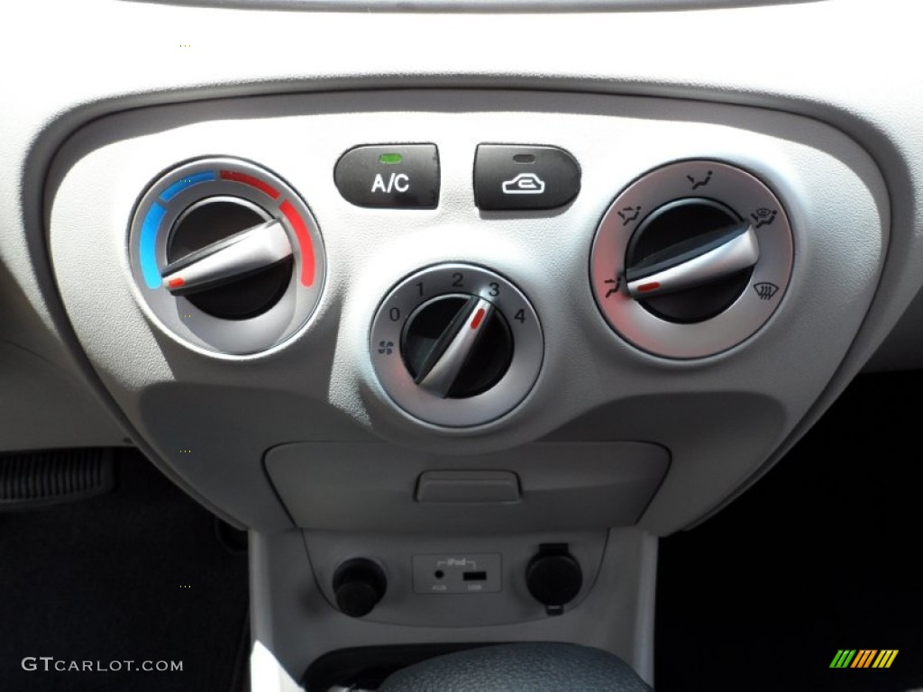 2011 Hyundai Accent GLS 4 Door Controls Photo #49948820