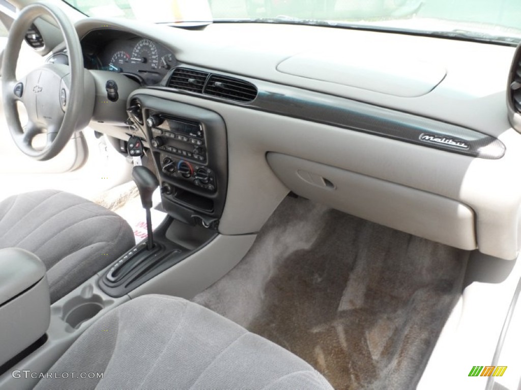 2002 Malibu Sedan - Bright White / Gray photo #26