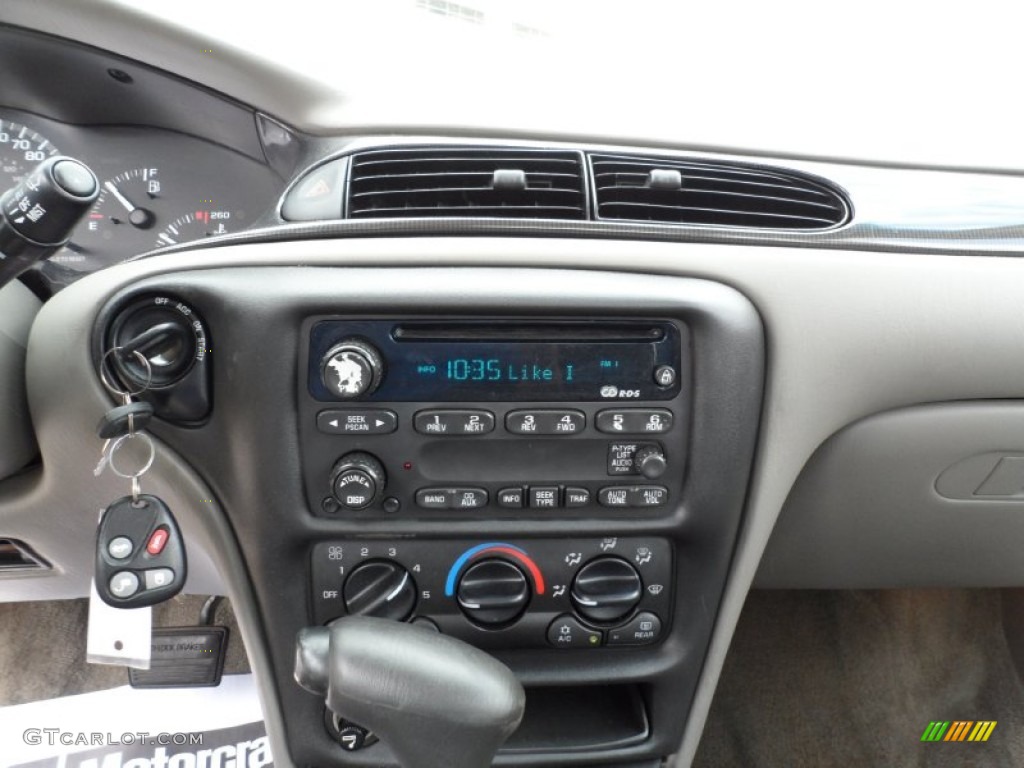 2002 Malibu Sedan - Bright White / Gray photo #38