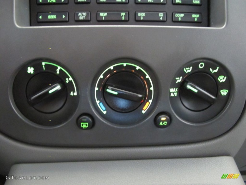 2004 Ford Expedition XLT Controls Photo #49958342