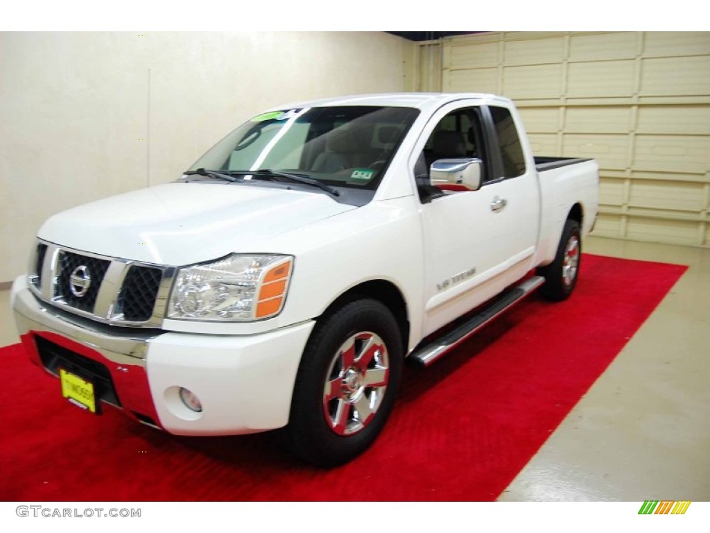 2007 Titan SE King Cab - White / Steel Gray photo #3