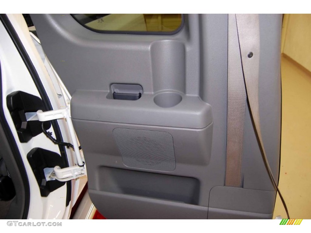 2007 Titan SE King Cab - White / Steel Gray photo #12