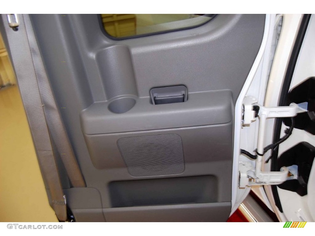 2007 Titan SE King Cab - White / Steel Gray photo #14