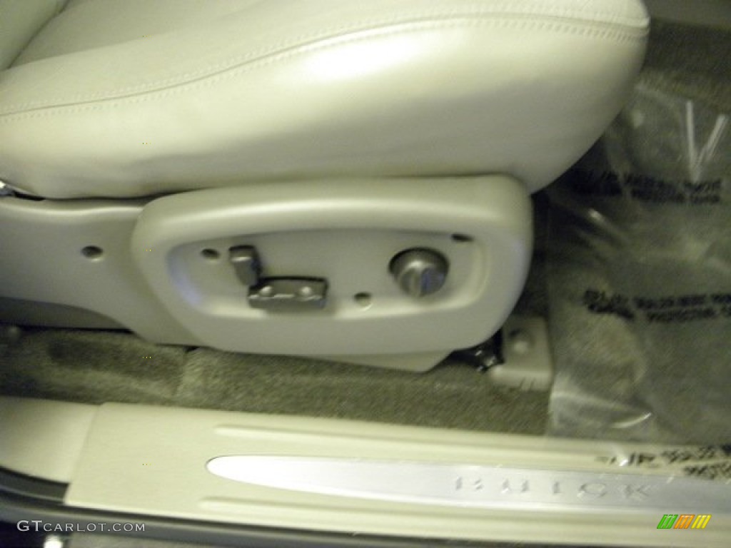 2004 Rainier CXL AWD - Black / Light Cashmere photo #8