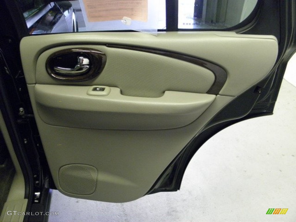 2004 Rainier CXL AWD - Black / Light Cashmere photo #10