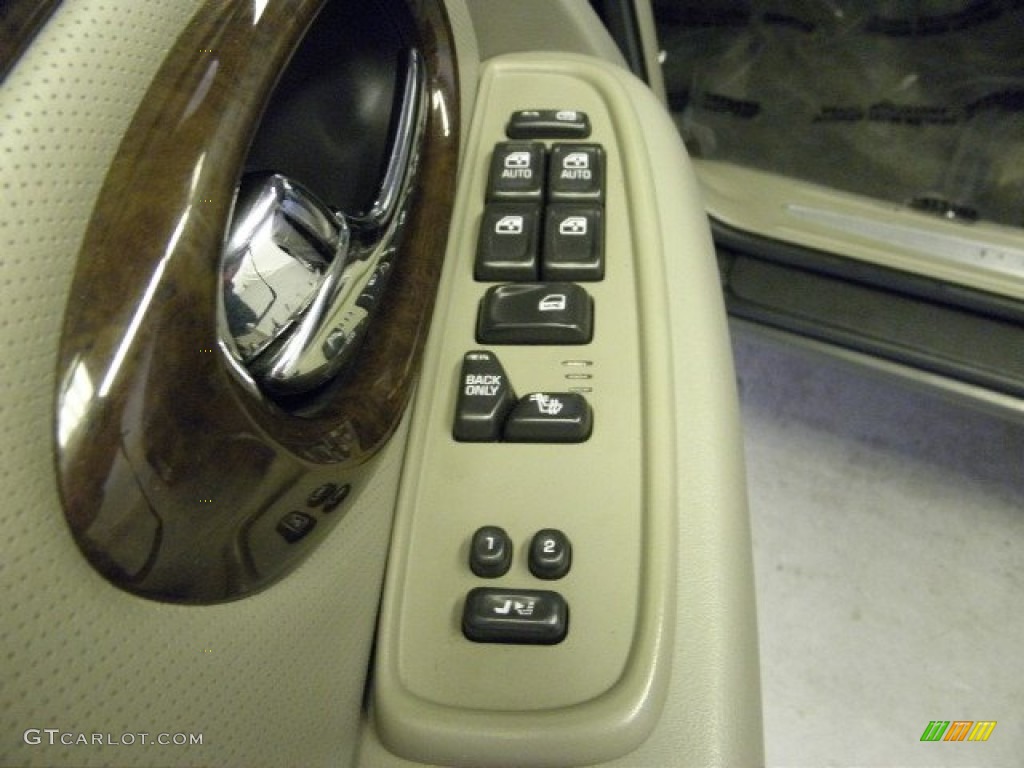 2004 Rainier CXL AWD - Black / Light Cashmere photo #18