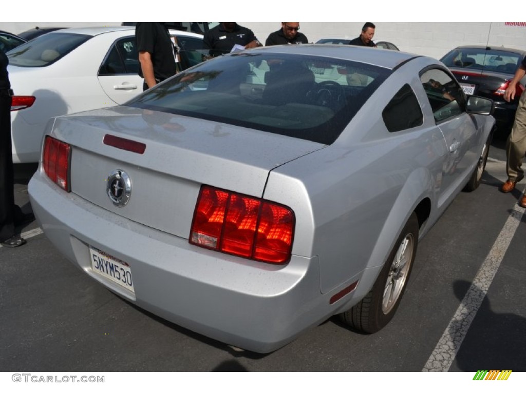2006 Mustang V6 Deluxe Coupe - Satin Silver Metallic / Dark Charcoal photo #3