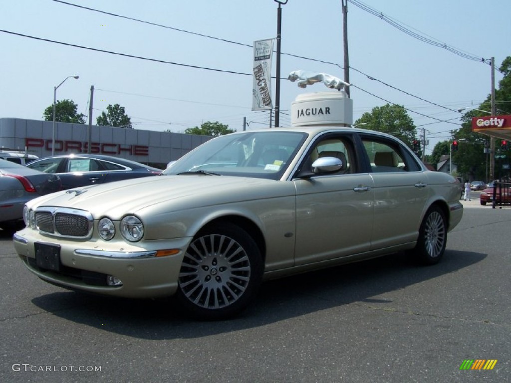 2007 XJ Vanden Plas - Winter Gold Metallic / Champagne/Mocha photo #1