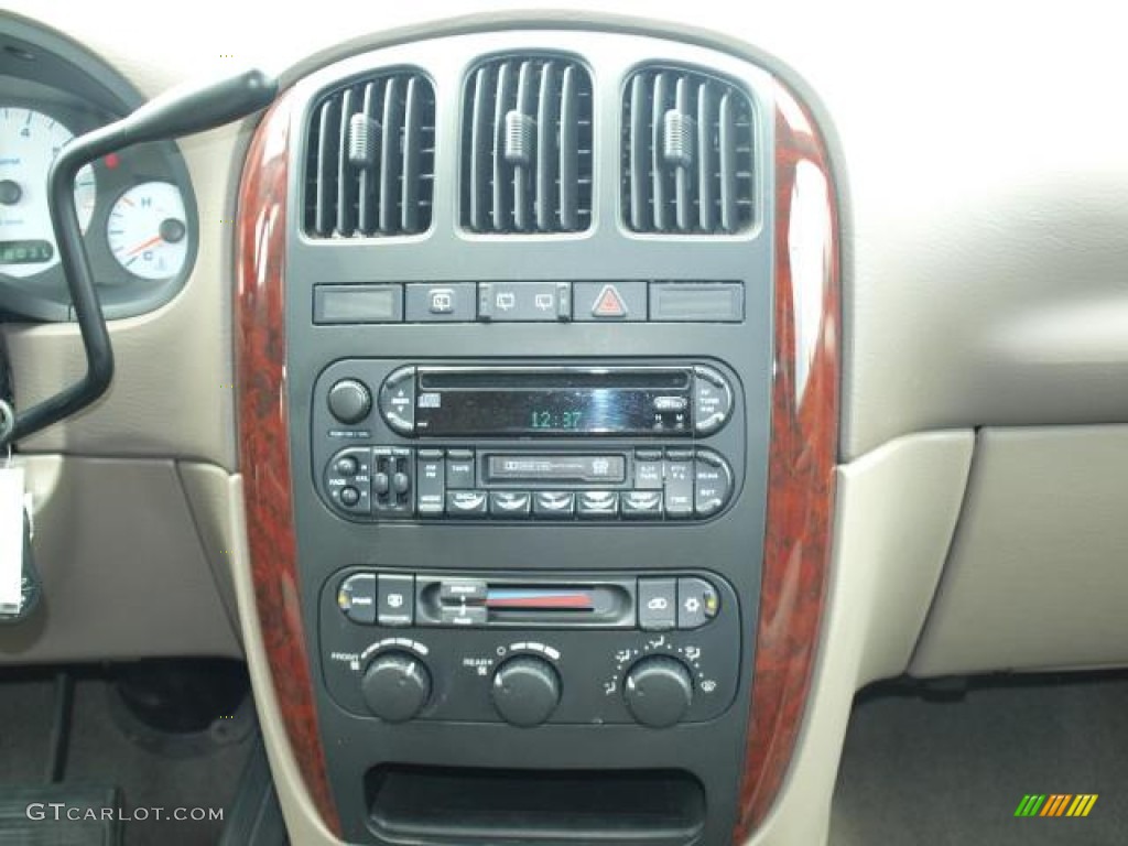 2003 Chrysler Town & Country LX Controls Photo #50015908