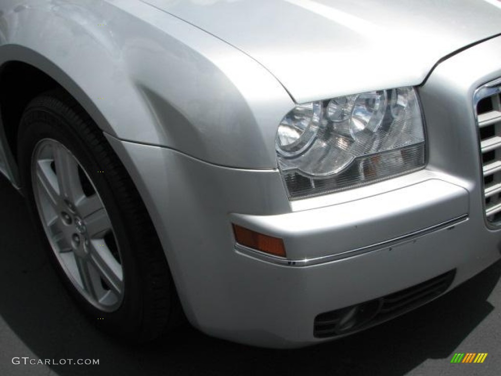 2005 300 Limited AWD - Bright Silver Metallic / Dark Slate Gray/Light Graystone photo #2