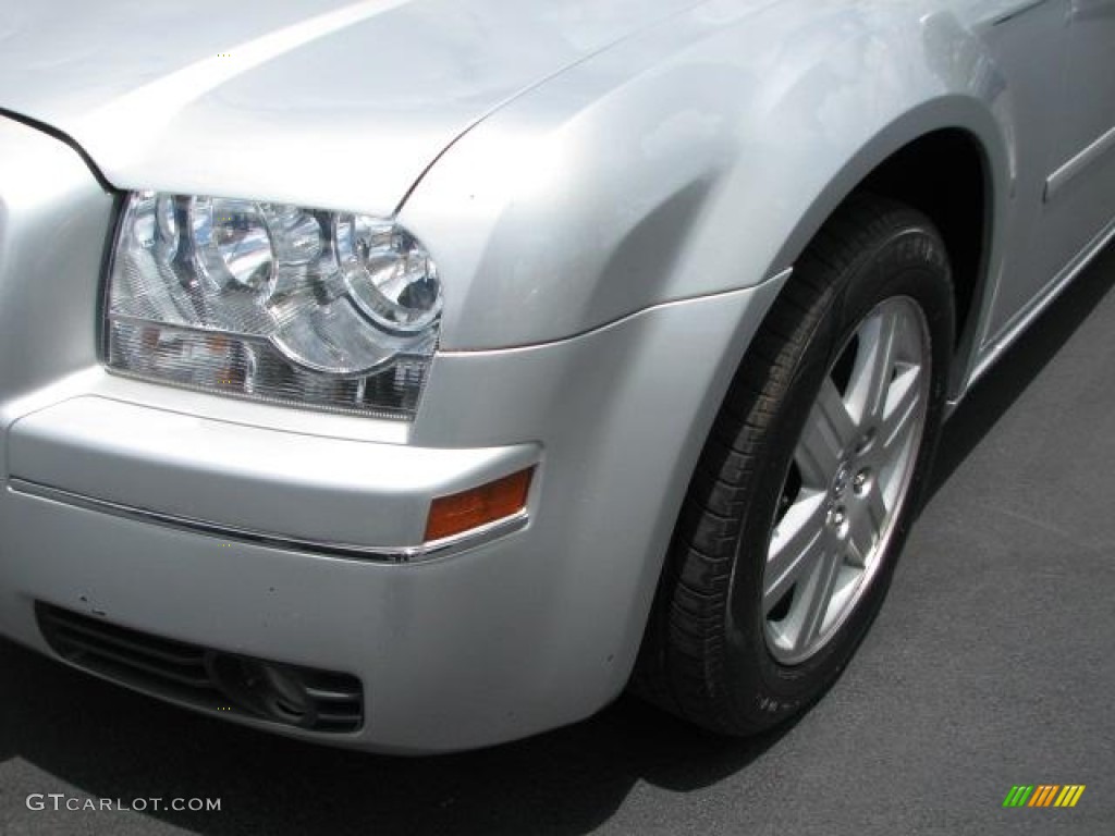 2005 300 Limited AWD - Bright Silver Metallic / Dark Slate Gray/Light Graystone photo #4