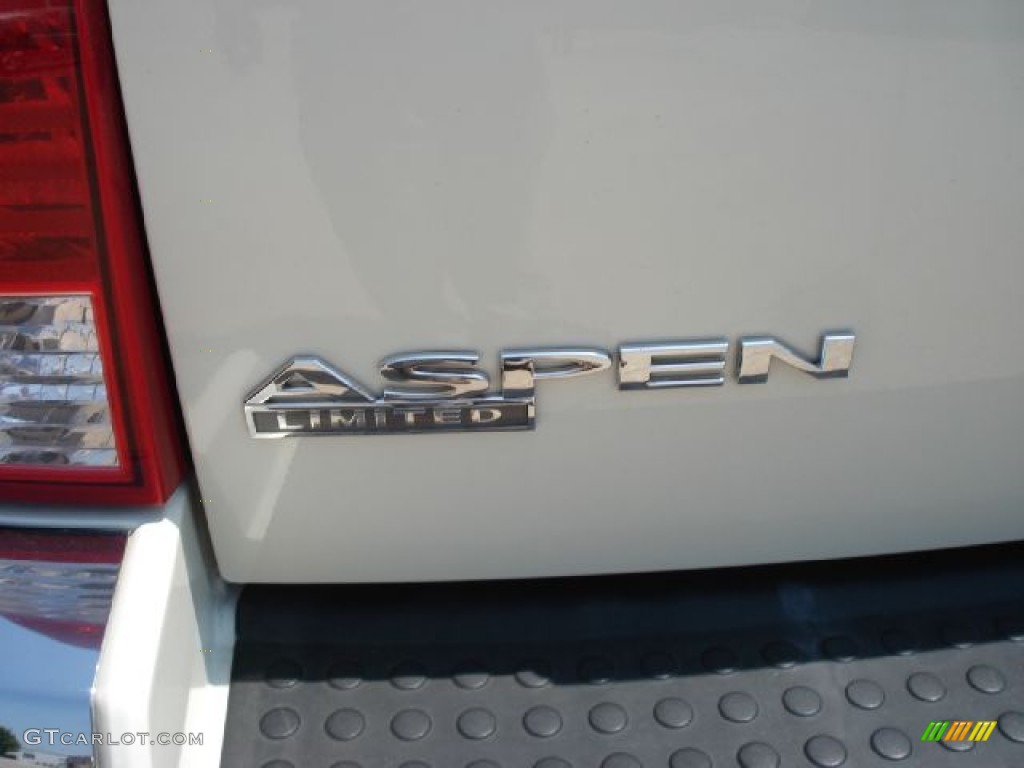 2007 Aspen Limited HEMI 4WD - Cool Vanilla White / Dark Khaki/Light Graystone photo #42