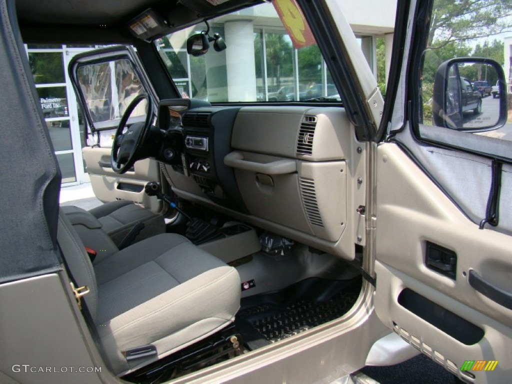 2004 Wrangler Sahara 4x4 - Light Khaki Metallic / Khaki photo #13