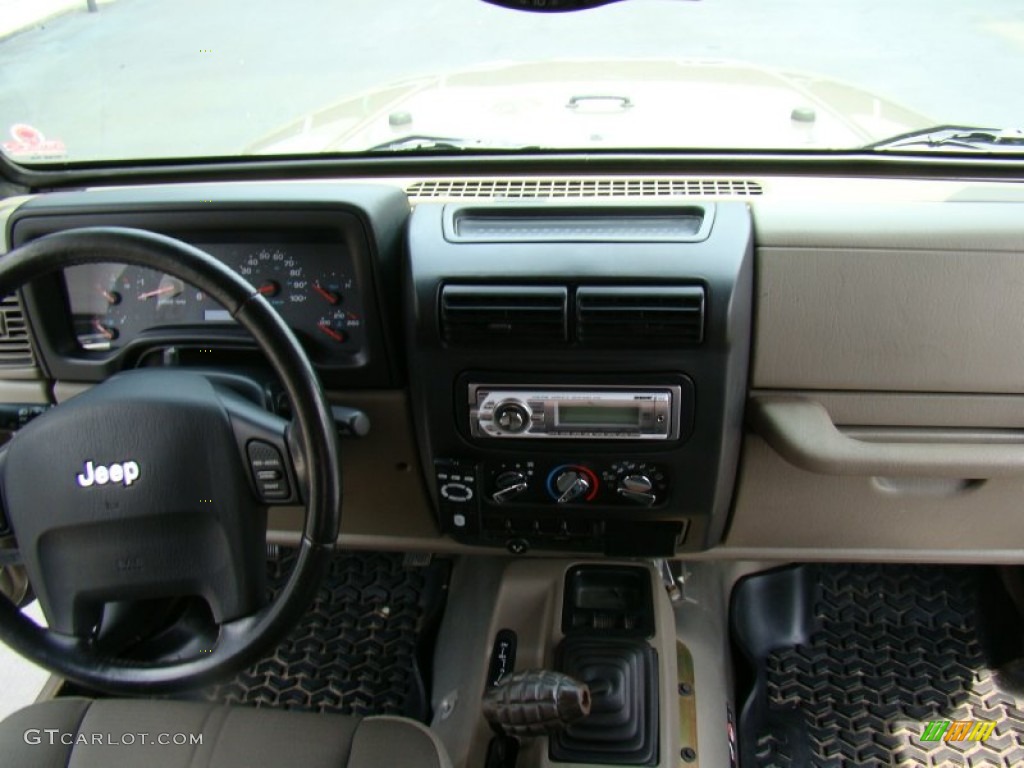 2004 Wrangler Sahara 4x4 - Light Khaki Metallic / Khaki photo #14