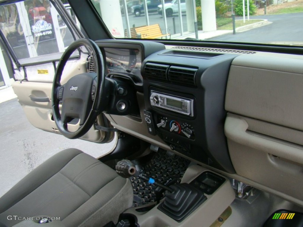 2004 Wrangler Sahara 4x4 - Light Khaki Metallic / Khaki photo #15