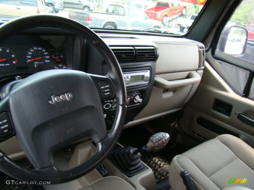 2004 Wrangler Sahara 4x4 - Light Khaki Metallic / Khaki photo #16
