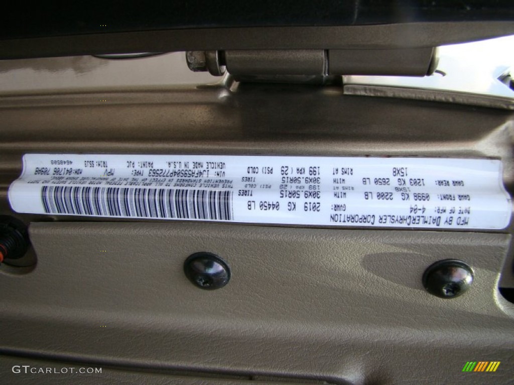2004 Wrangler Sahara 4x4 - Light Khaki Metallic / Khaki photo #24