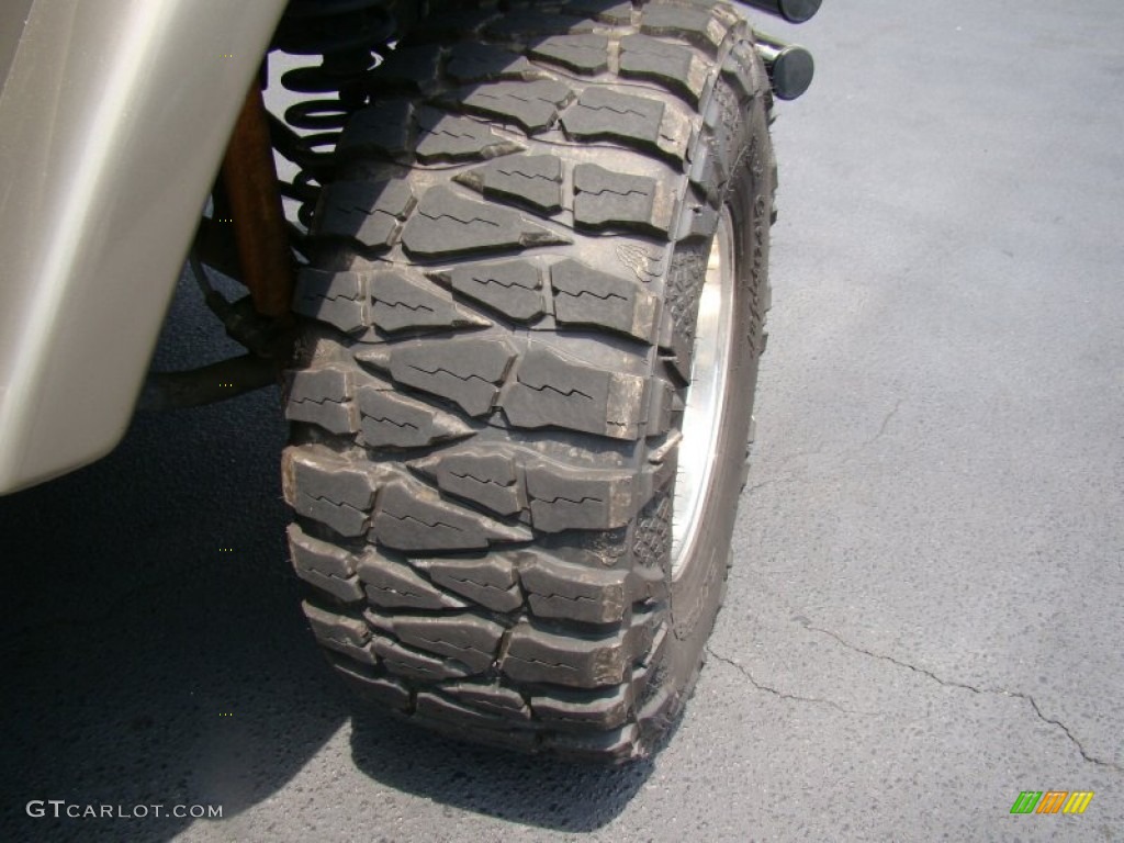 2004 Wrangler Sahara 4x4 - Light Khaki Metallic / Khaki photo #25