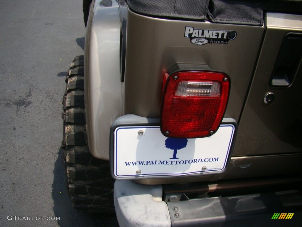 2004 Wrangler Sahara 4x4 - Light Khaki Metallic / Khaki photo #32