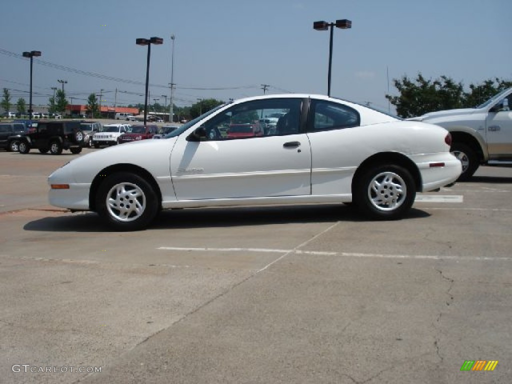 1998 Sunfire SE Coupe - Bright White / Graphite photo #6