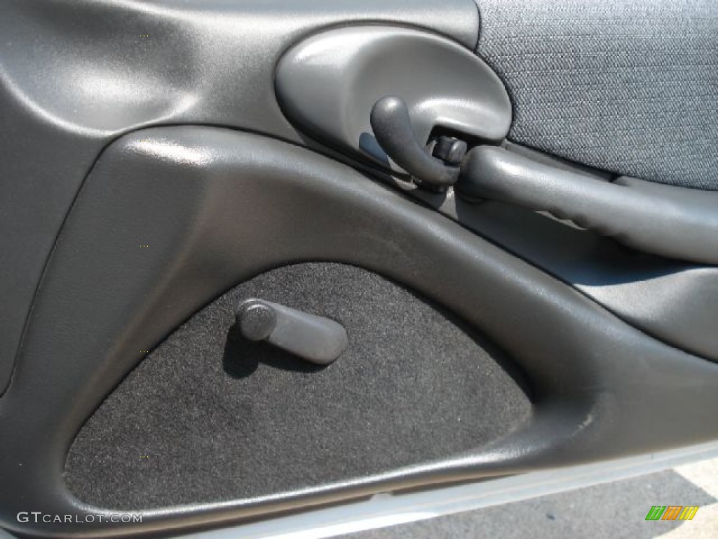 1998 Sunfire SE Coupe - Bright White / Graphite photo #25