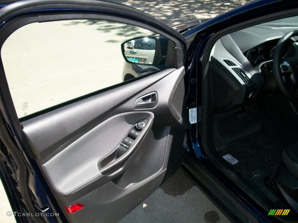 2012 Focus SE Sedan - Kona Blue Metallic / Charcoal Black photo #11