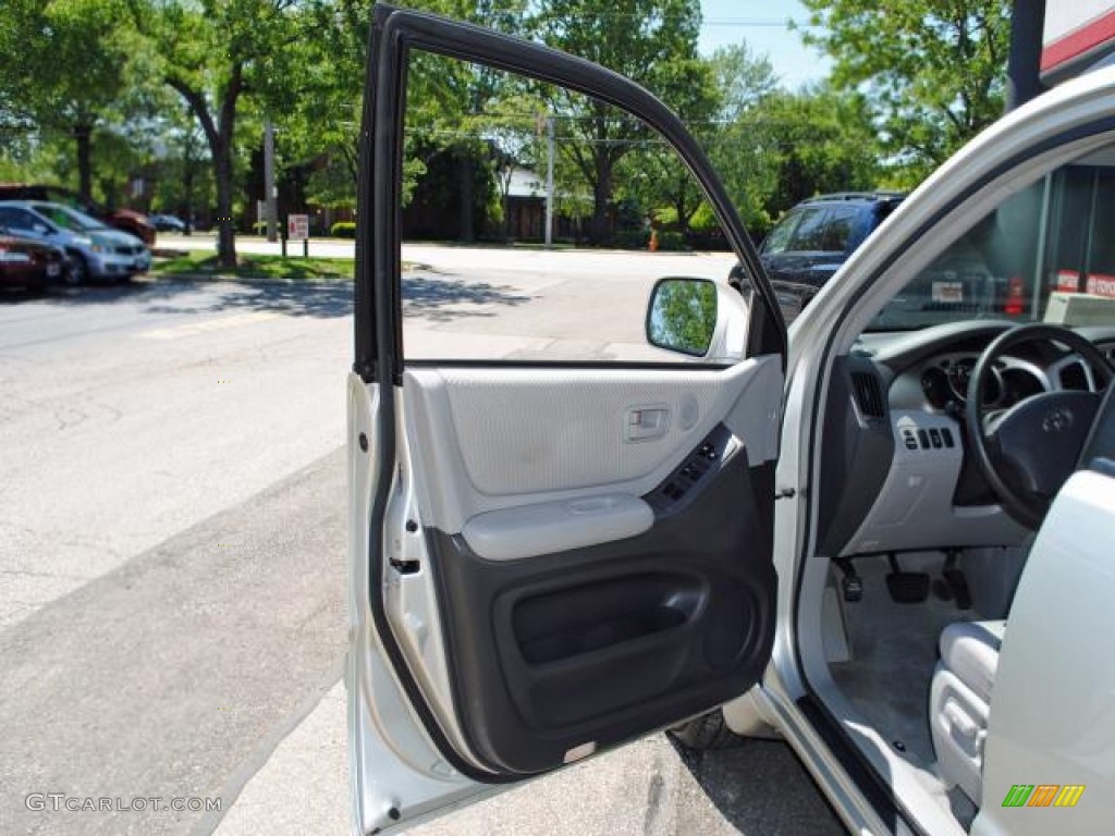 2004 Highlander V6 4WD - Millenium Silver Metallic / Ash photo #12