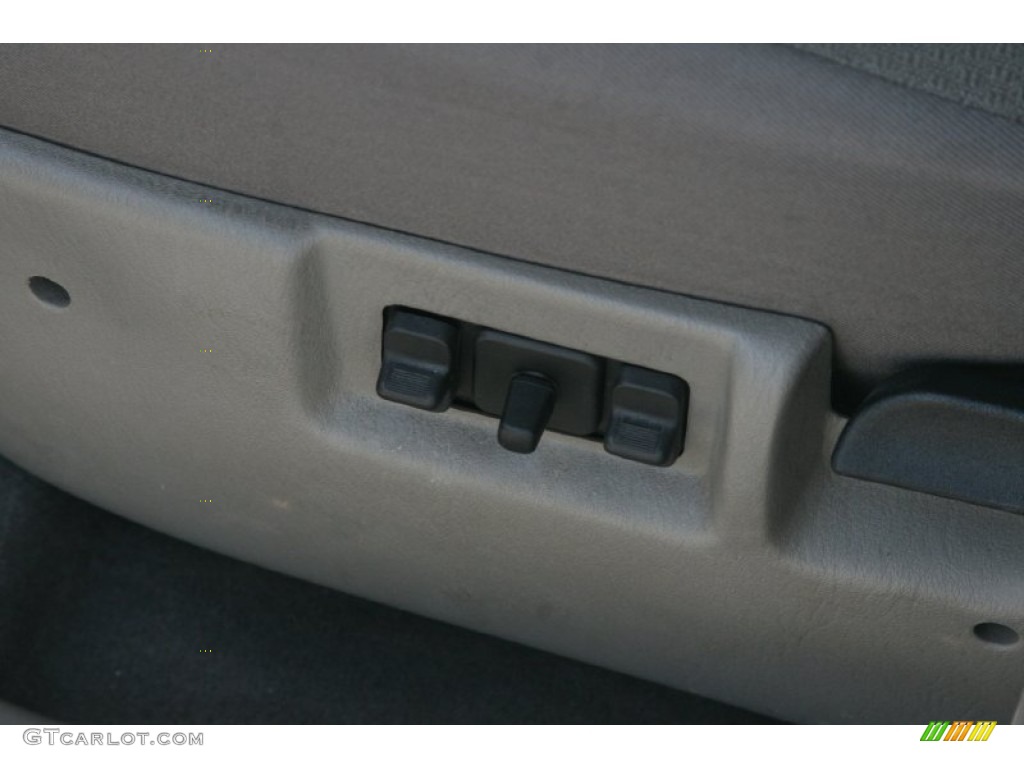 2004 Grand Cherokee Laredo - Stone White / Taupe photo #23