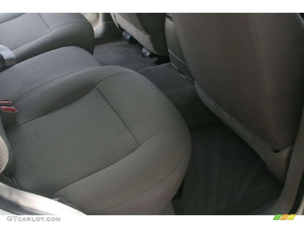 2004 Grand Cherokee Laredo - Stone White / Taupe photo #25