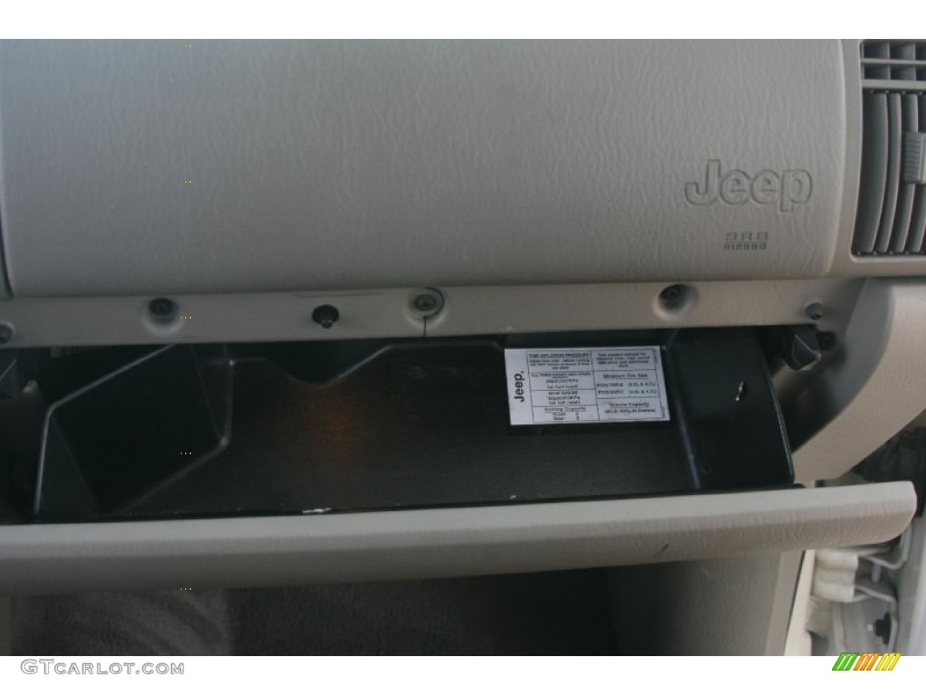 2004 Grand Cherokee Laredo - Stone White / Taupe photo #28