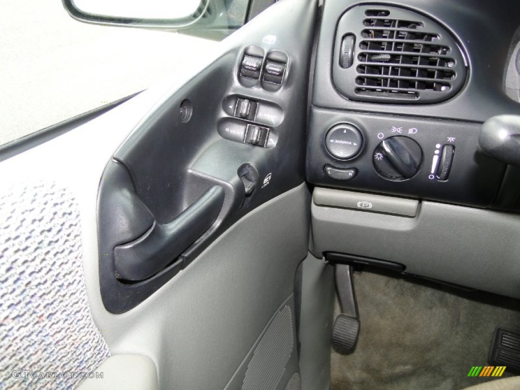 1997 Dodge Grand Caravan SE Controls Photo #50103342