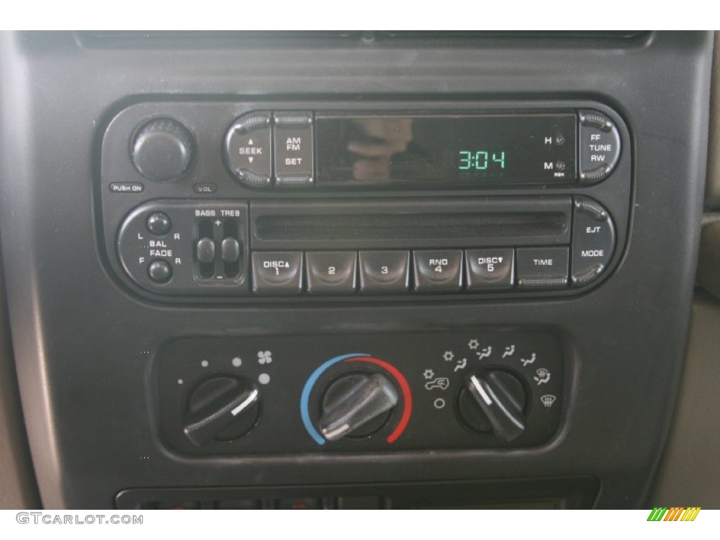 2004 Wrangler Sahara 4x4 - Light Khaki Metallic / Khaki photo #26