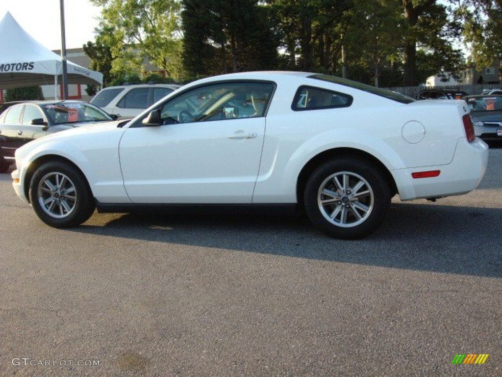 2005 Mustang V6 Deluxe Coupe - Performance White / Medium Parchment photo #3