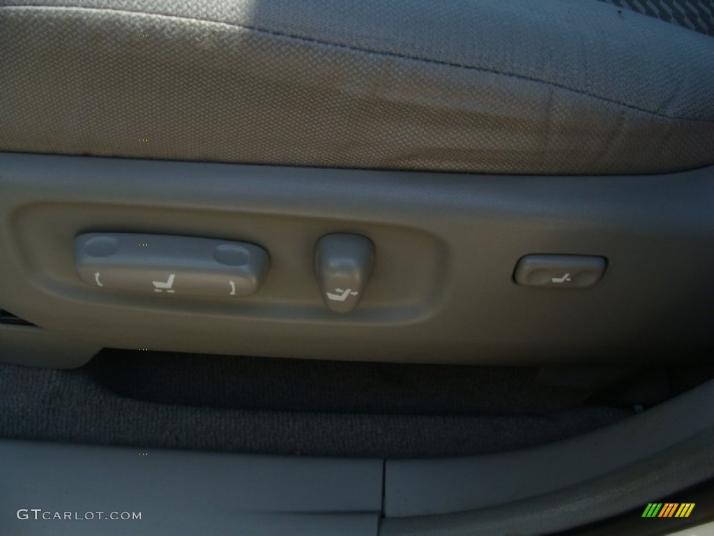 2004 Highlander V6 4WD - Super White / Charcoal photo #19