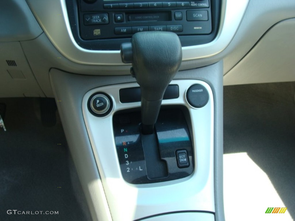 2004 Highlander V6 4WD - Super White / Charcoal photo #24