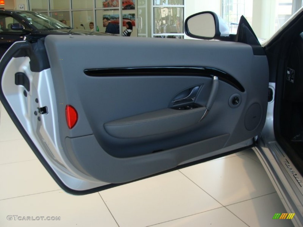 2011 Maserati GranTurismo Convertible GranCabrio Grigio Medio Door Panel Photo #50130942