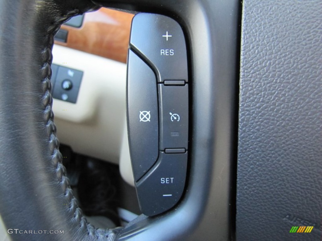 2008 Saturn Outlook XR AWD Controls Photo #50148715