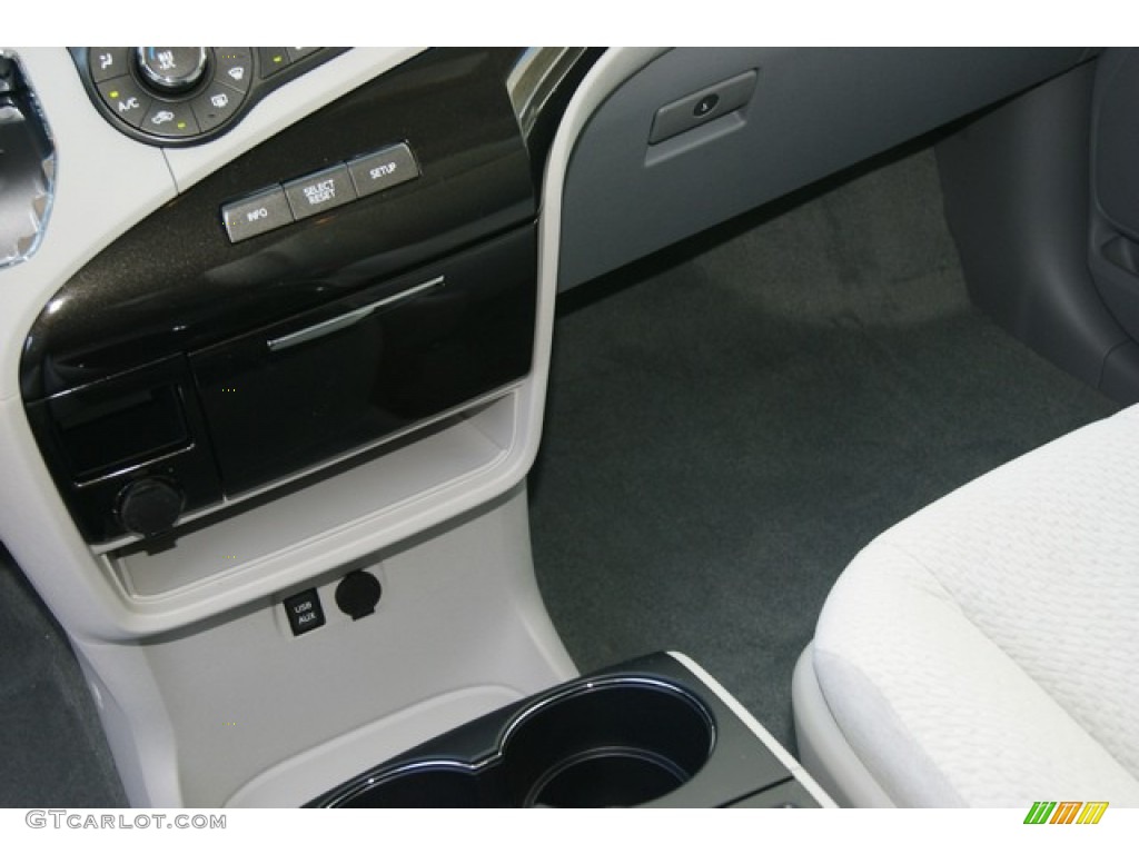 2011 Sienna LE - Predawn Gray Mica / Light Gray photo #14