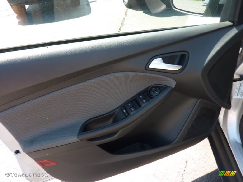 2012 Focus SE 5-Door - Ingot Silver Metallic / Charcoal Black photo #11