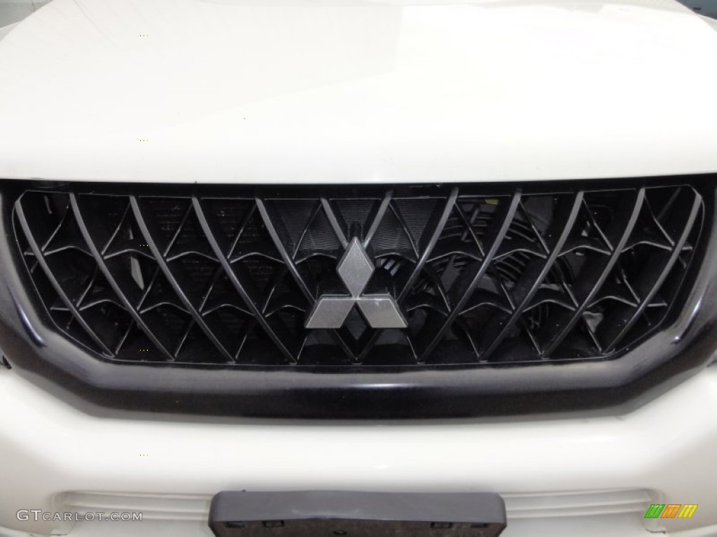 2003 Montero Sport LS 4x4 - Summit White / Gray photo #37