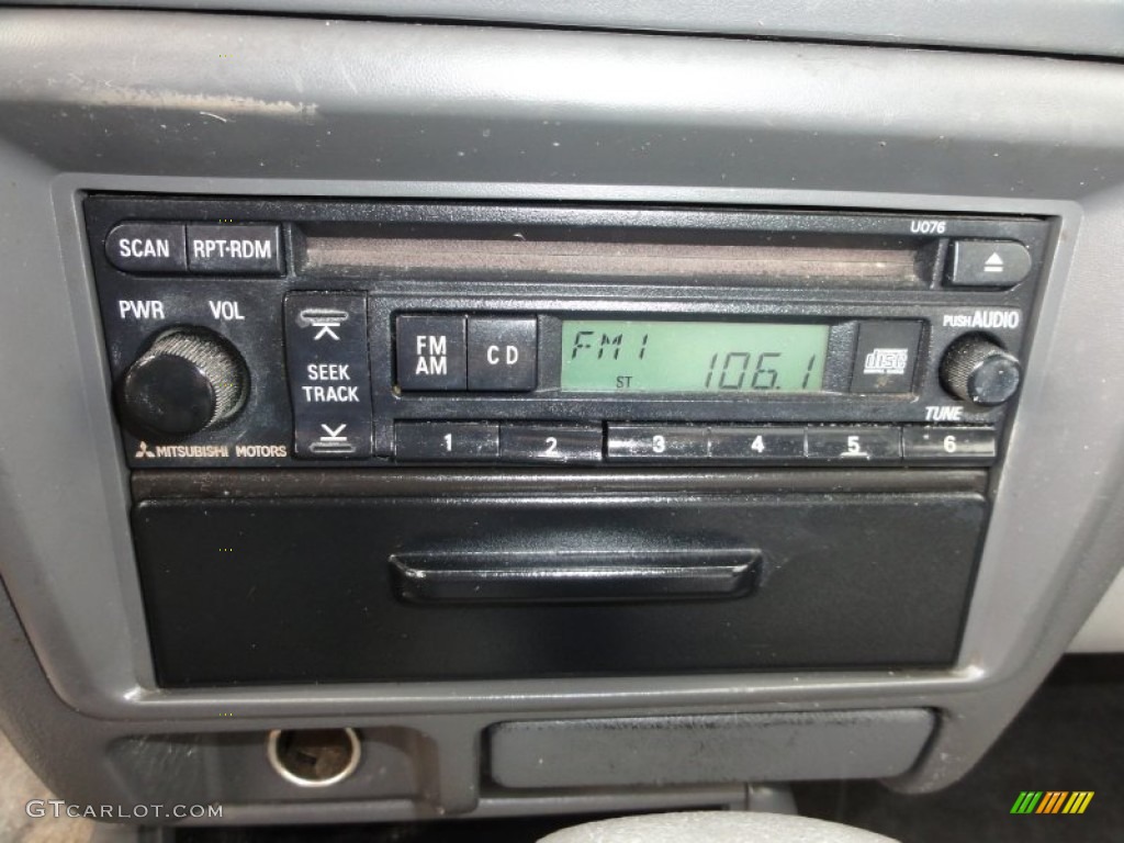 2003 Montero Sport LS 4x4 - Summit White / Gray photo #45